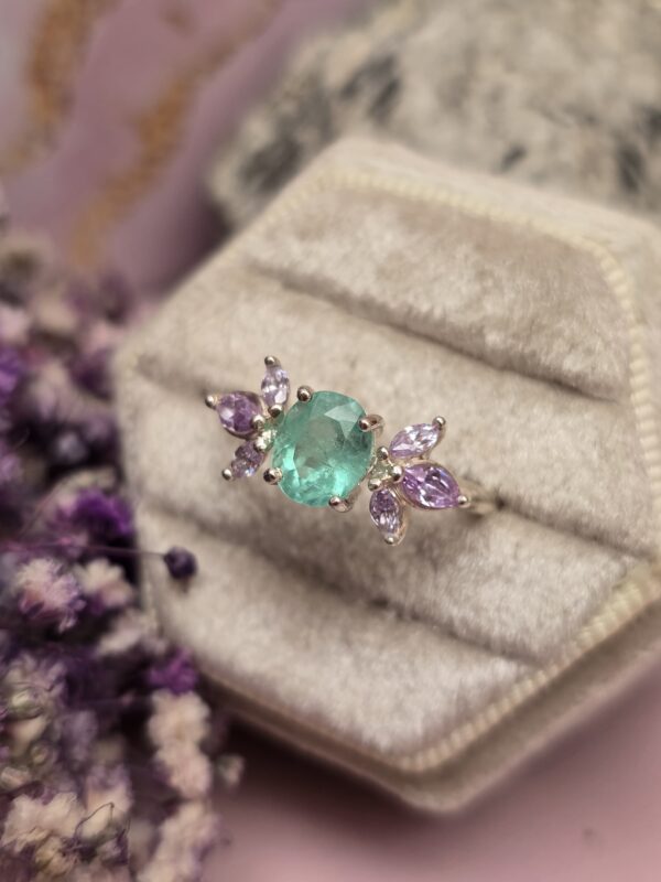 Anillo Fairy con Esmeralda Colombiana Central